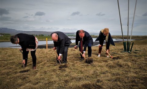 Hálfnað er verk þá hafið er. Skóflustungan var tekin 7. júní 2020 í landi Hæðargarðs, Magnús Þorfinn…
