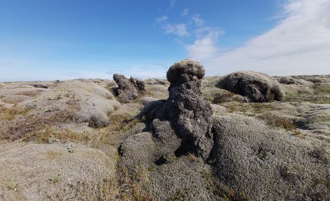 Þessi vinalegi, 238 ára gamli hraunkarl, með alpahúfu úr mosa er einn íbúa Skaftárhrepps. (Ljósm. LM…