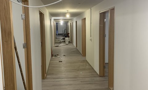 Framkvæmdir í gangri á nýju húsnæði  Kirkjubæjarstofu - þekkingarsetur - í fyrrum heimavistargangi o…