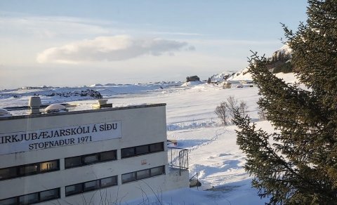 Kirkjubæjarskóli á Síðu og Systrastapi í baksýn (Ljósm. LM)