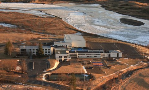 Kirkjubæjarskóli, íþróttamiðstöðin, héraðsbóksafnið og Skaftá í klakaböndum. (Ljósm. LM)