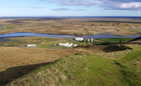 Á lóðinni Klausturvegur 4 er núna Kirkjubæjarskóli og Héraðsbókasafnið Íþróttahúsið og sundlaugin