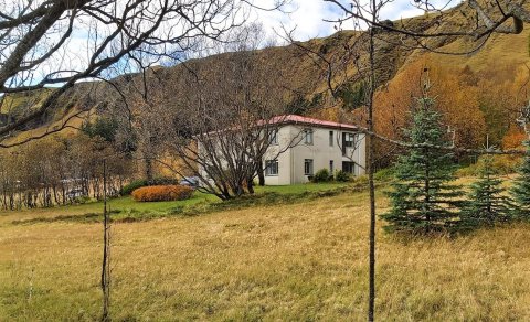 Nýju lóðirnar eru við læknisbústaðinn á Klaustri (Ljósm. LM)