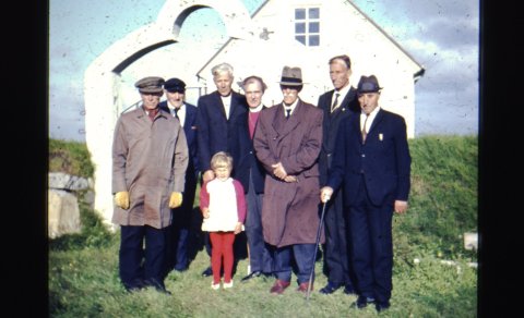 Þessa skemmtilegu mynd af sóknarnefnd og biskupi við Langholtskirkju lét Sr. Ingólfur Hartvigsson My…