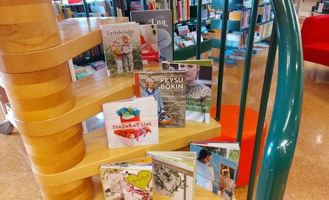 Á bókasafninu er mikið til að handavinnubókum. (Ljósm. BI)