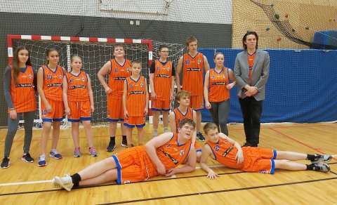 Körfuboltaliðið Ásinn og þjálfarinn voru lukkuleg að leik loknum (Ljósm. LM)