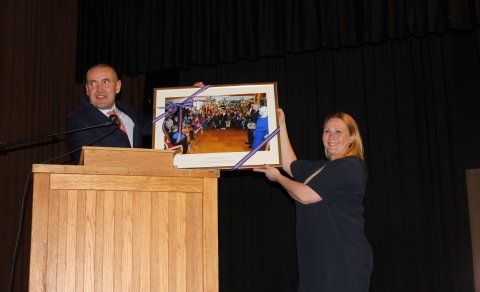 Forseti Íslands afhenti sveitarstjóra mynd frá síðustu forsetaheimsókn. Myndin verður til sýnis í Ki…