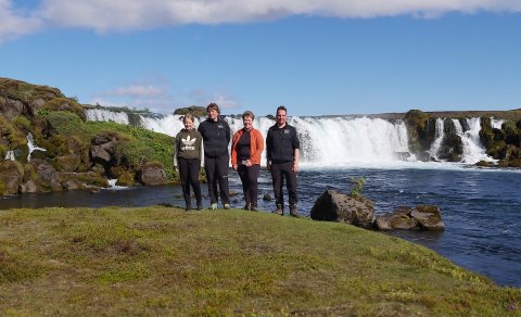 Ólöf, Erla, Helga og Siggi fóru að merkja fugla á Mælifellssandi og rákust á þennan fallega foss á h…
