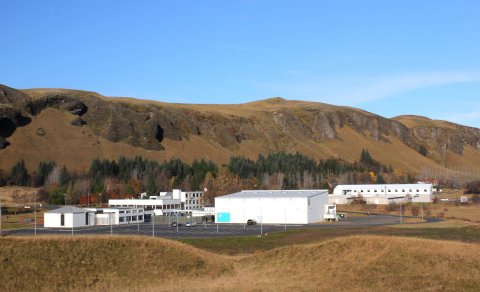 Íþróttamiðstöðin, Héraðsbókasafnið, Kirkjubæjarskóli á Síðu og Hótel Klaustur (Ljósm. LM)