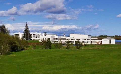 Þessa dagana er verið að lagfæra Kirkjubæjarstofu og Kirkjubæjarskóla á Síðu. (Ljósm. LM)