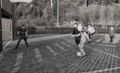 Nemendur Kirkjubæjarskóla hafa spilað fótbolta í fimmtíu ár. (Ljósm. LM)