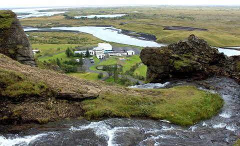Íþróttamiðstöðin á Klaustri er inni í þorpinu við hlið Kirkjubæjarskóla á Síðu. (Ljósm. LM)
