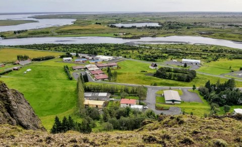 Á myndinni sem var tekin í lok ágúst 2021 er húsið risið og komin plata fyrir parhús sem er enn í by…