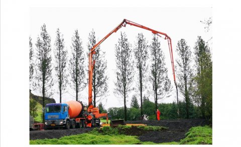 Steypunni dælt í plötuna. (Ljósm. ÓEJ)