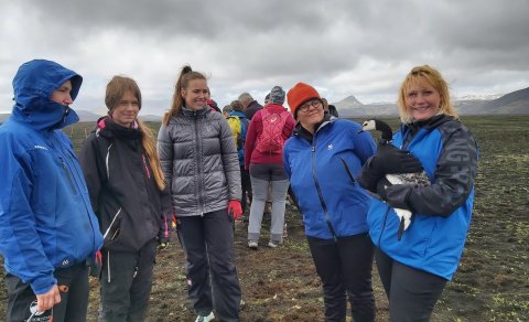 Helsinginn Laki er hér í öruggum höndum hjá sveitarstjóra Skaftárhrepps. Starfsmenn Náttúrustofu Suð…