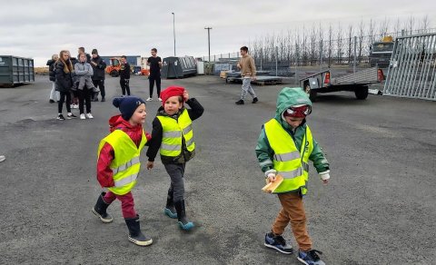 Unga fólkið veit að sorp er hráefni í nýja hluti. Ný flokkunarstöð mun bæta alla aðstöðu til flokkun…