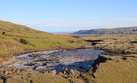 Hverfisfljótið og Skaftáreldahraunið. Þverárnúpur til hægri og bærinn Þverá fyrir miðri mynd. (Ljósm…
